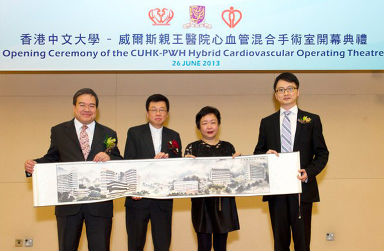 Mr. Anthony WU, Chairman, Hospital Authority (left) and Prof. Francis K.L. CHAN, Dean of the Faculty of Medicine, CUHK (right) present a souvenir to Ms. Grace FONG Yin-cheung and Mr. Raymond YIM Chun-man, representatives of the donor.